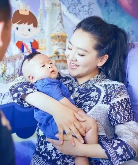 月亮姐姐|央视少儿节目女主播月亮姐姐：39岁才高龄产子，儿子取名意义非凡