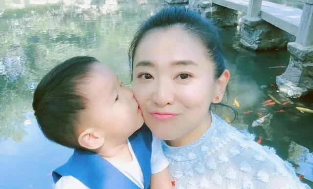月亮姐姐|央视少儿节目女主播月亮姐姐：39岁才高龄产子，儿子取名意义非凡