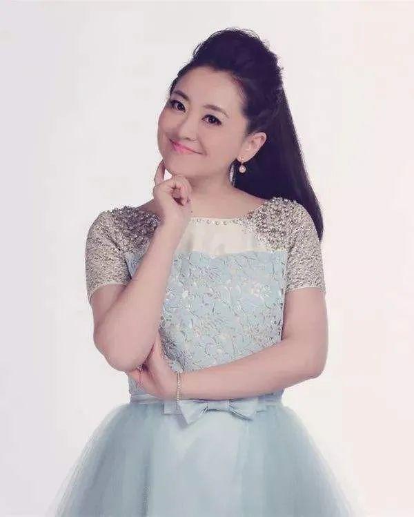 央视少儿节目女主播月亮姐姐:39岁才高龄产子,儿子取名意义非凡