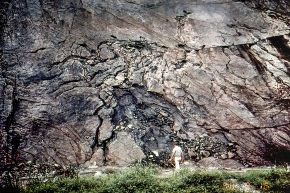 核反应堆|有人建造了一座核反应堆，20亿年前？