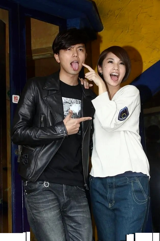 黄鸿升|男星家中猝死无人抢救，保险赔偿或将达千万，亲妹妹晒全家福追忆