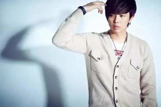 黄鸿升|男星家中猝死无人抢救，保险赔偿或将达千万，亲妹妹晒全家福追忆