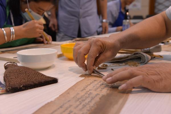 9月17日,学员在培训班上练习修复古籍.
