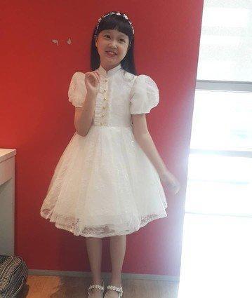 晒近照|请回答1988珍珠晒近照，白色洋装长发及腰，是小公主没错了