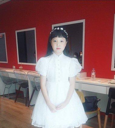 晒近照|请回答1988珍珠晒近照，白色洋装长发及腰，是小公主没错了