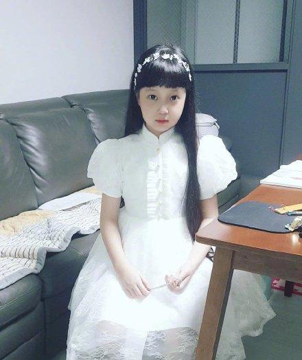 晒近照|请回答1988珍珠晒近照，白色洋装长发及腰，是小公主没错了