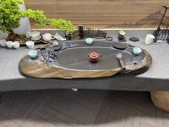 雕刻|把“鸡蛋”型的石头切成2半，并把它们雕刻成山水茶盘，哪个好看