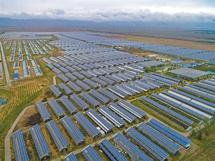 航拍宁夏中卫市闽宁镇原隆村光伏发电项目. 记者 袁景智摄