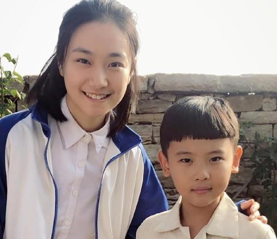 孙俪|孙俪妹妹入学北影第一天，一心宠姐送蛋糕，姐妹俩远程互动好温馨