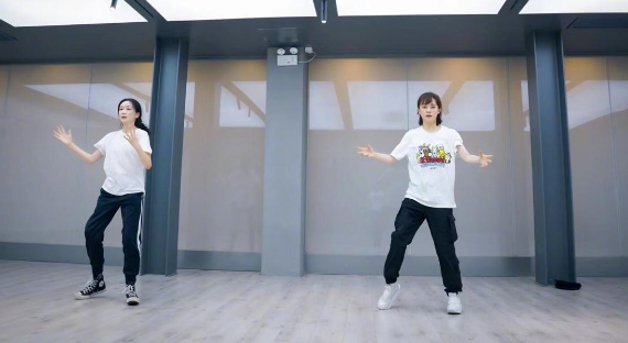 孙俪|孙俪妹妹入学北影第一天，一心宠姐送蛋糕，姐妹俩远程互动好温馨