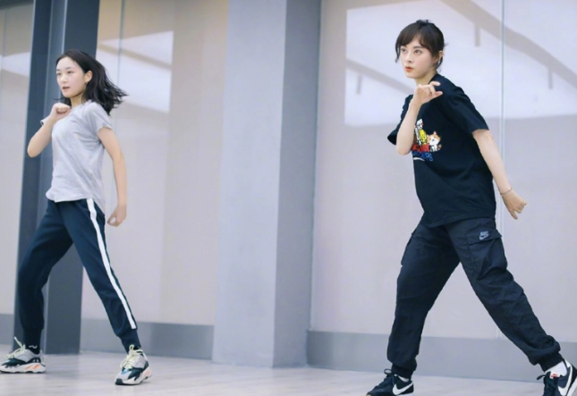 孙俪|孙俪妹妹入学北影第一天，一心宠姐送蛋糕，姐妹俩远程互动好温馨