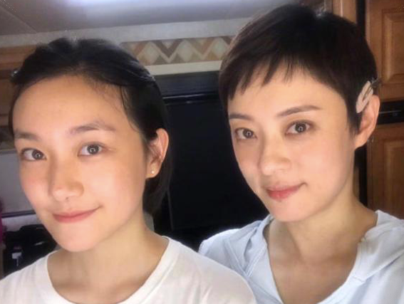 孙俪|孙俪妹妹入学北影第一天，一心宠姐送蛋糕，姐妹俩远程互动好温馨