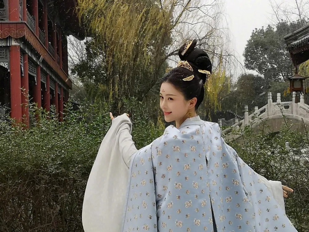 长安诺|《琉璃》收官，《长安诺》女主和成毅穿情侣装，还承认初遇真爱？