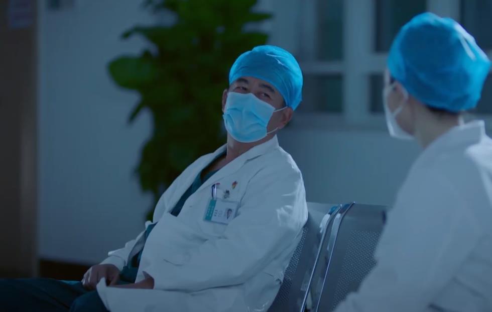 最美逆行者|《最美逆行者》看哭了，王志飞演活华院长，车里的哭戏令人动容