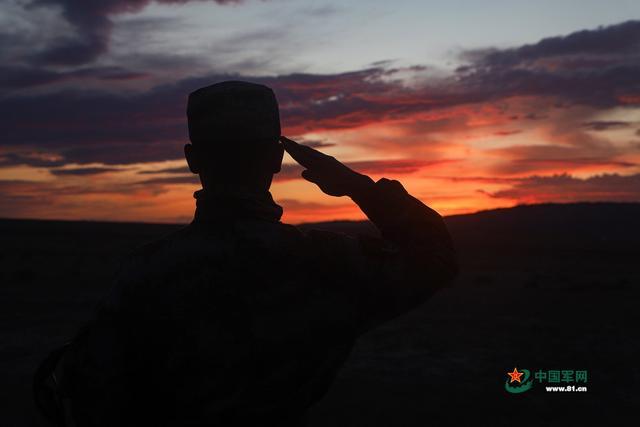 向雪山敬礼.周家俊摄夕阳下敬礼.王祥林摄打靶归来.
