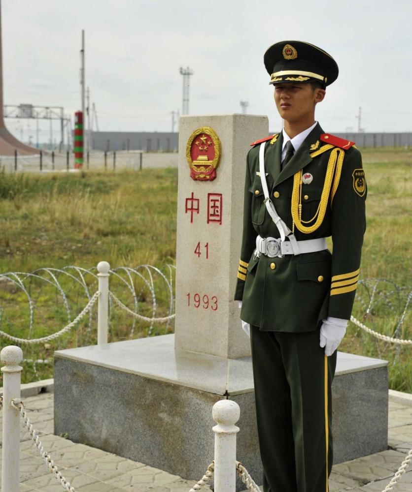 在中国,士兵站岗时,为何不人手一把枪?源于多年前那场意外