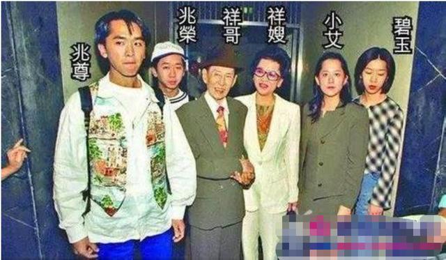 邓兆尊|53岁著名男星靠父母遗产养3个女友！4人共处，为公平不生孩子