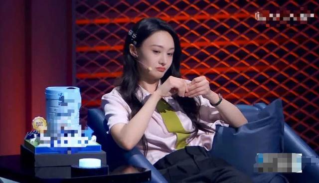 郑爽|郑爽上《脱口秀》被指没文化，讲评全程敷衍，最后干脆踩凳玩手