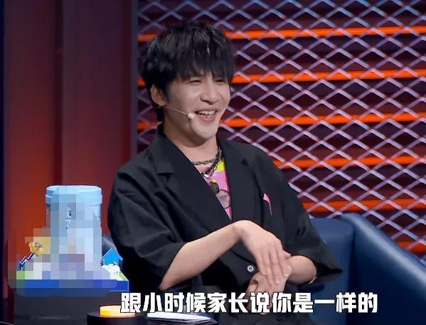 郑爽|郑爽上《脱口秀》被指没文化，讲评全程敷衍，最后干脆踩凳玩手