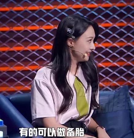郑爽|郑爽上《脱口秀》被指没文化，讲评全程敷衍，最后干脆踩凳玩手