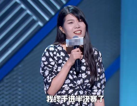 郑爽|郑爽上《脱口秀》被指没文化，讲评全程敷衍，最后干脆踩凳玩手