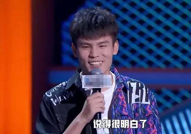 郑爽|郑爽上《脱口秀》被指没文化，讲评全程敷衍，最后干脆踩凳玩手