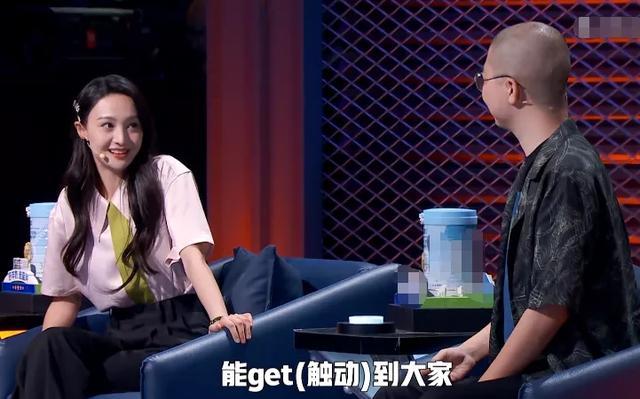 郑爽|郑爽上《脱口秀》被指没文化，讲评全程敷衍，最后干脆踩凳玩手