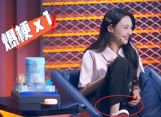 郑爽|郑爽上《脱口秀》被指没文化，讲评全程敷衍，最后干脆踩凳玩手