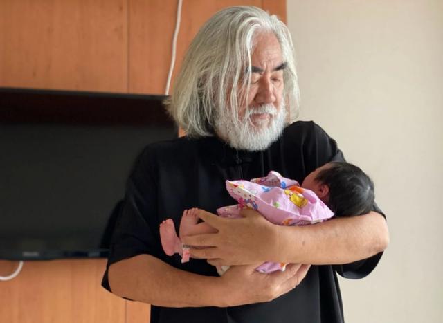 张纪中|张纪中抱女儿父爱满满，妻子透露他精力旺盛，每晚负责哄娃睡觉