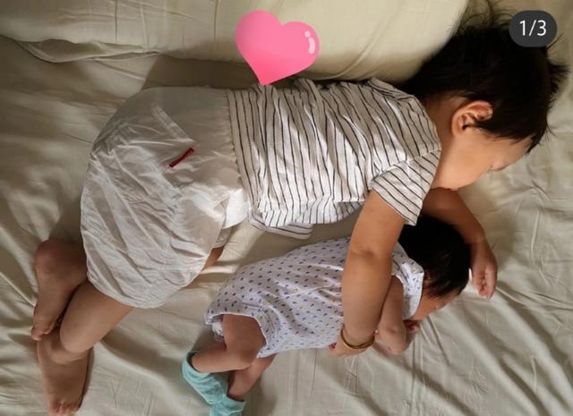 张纪中|张纪中抱女儿父爱满满，妻子透露他精力旺盛，每晚负责哄娃睡觉