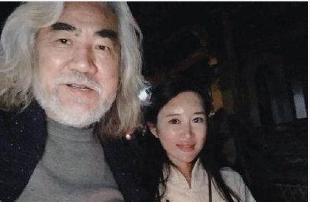 张纪中|张纪中抱女儿父爱满满，妻子透露他精力旺盛，每晚负责哄娃睡觉