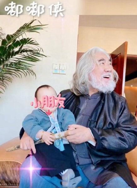 张纪中|张纪中抱女儿父爱满满，妻子透露他精力旺盛，每晚负责哄娃睡觉