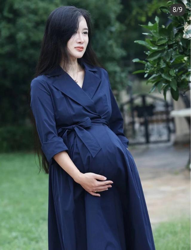 张纪中|张纪中抱女儿父爱满满，妻子透露他精力旺盛，每晚负责哄娃睡觉