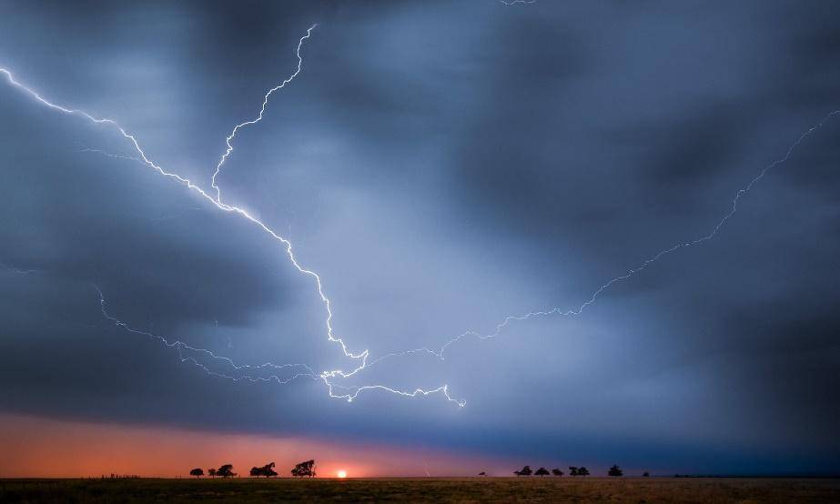 电场|宇宙射线解释了引起闪电的电场