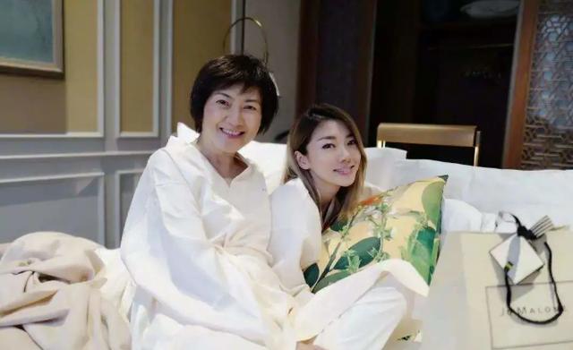 豪宅|喜提豪宅和兰博基尼，和郑恺分手后，她怎么过得更爽了？