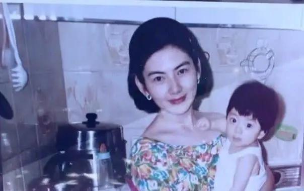 豪宅|喜提豪宅和兰博基尼，和郑恺分手后，她怎么过得更爽了？