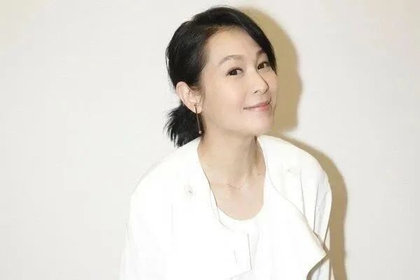 刘若英|放下陈升、错过黄磊，嫁给钟小江却分居9年，刘若英真的幸福吗？