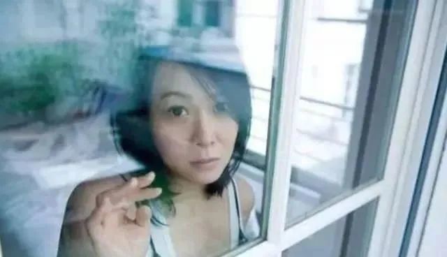 刘若英|放下陈升、错过黄磊，嫁给钟小江却分居9年，刘若英真的幸福吗？