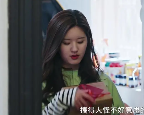 我喜欢你顾胜男门缝里偷看路晋看清她身后的袋子太贫穷