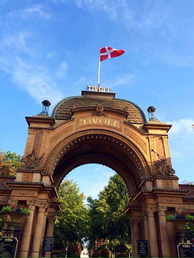 對著一個夏天人聲鼎沸的公園,叫蒂沃利公園(tivoli,也叫趣伏裡公園