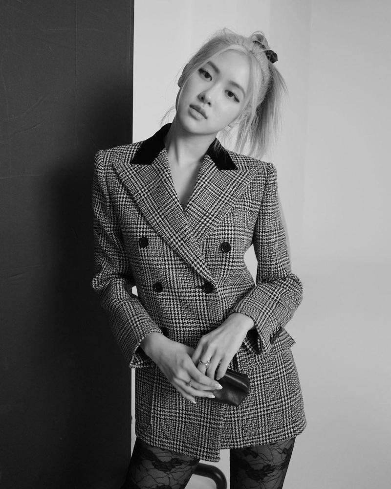 blackpink登美版杂志,朴彩英西装内搭空气太飒,贴身宝石装秀曲线