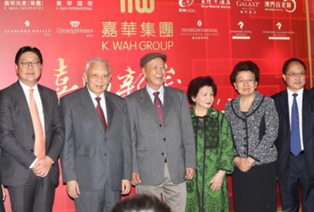 千亿赌王吕志和老当益壮,91岁获美女相陪出街,70年婚姻名存实亡