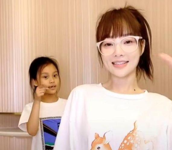 李小璐|李小璐半夜称喜欢帅哥，脖子红痕被疑草莓印，离婚后夜生活太精彩