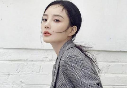 李小璐|李小璐半夜称喜欢帅哥，脖子红痕被疑草莓印，离婚后夜生活太精彩