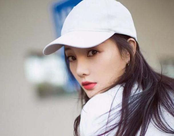 李小璐|李小璐半夜称喜欢帅哥，脖子红痕被疑草莓印，离婚后夜生活太精彩