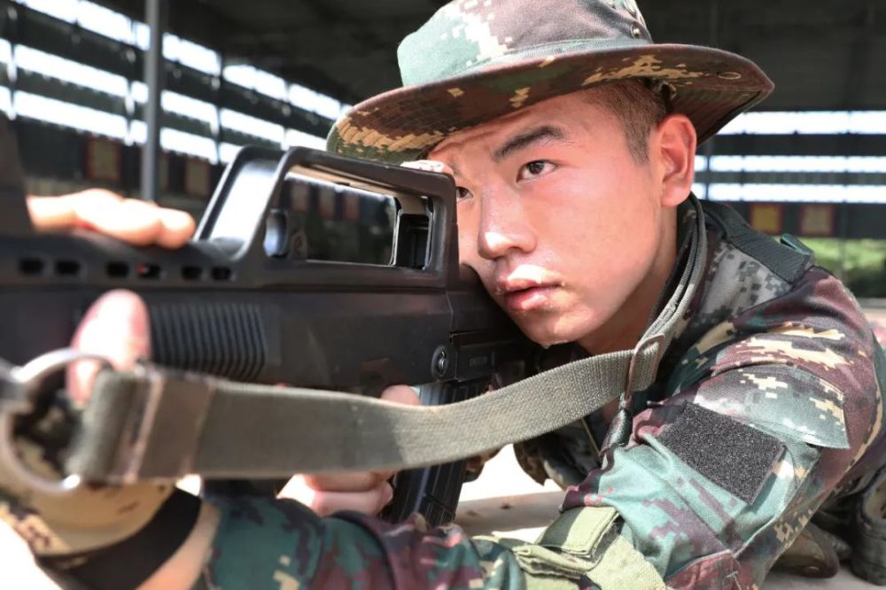 火箭军某部特种警卫集训,岂止一个"帅"!_腾讯新闻