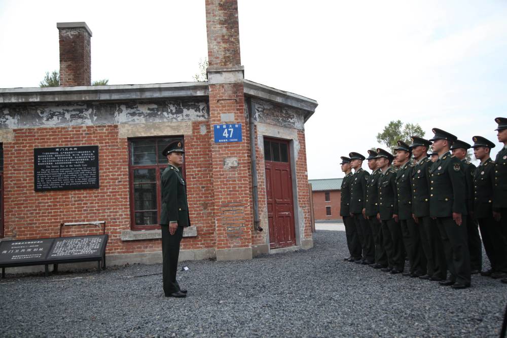 走进"731部队"遗址,解放军官兵深感"剜心之痛",激发备战豪情_腾讯新闻