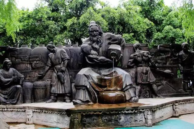 在中国关于酒的起源有黄帝造酒说,猿猴酿酒,杜康酿酒,仪狄作酒的说法.