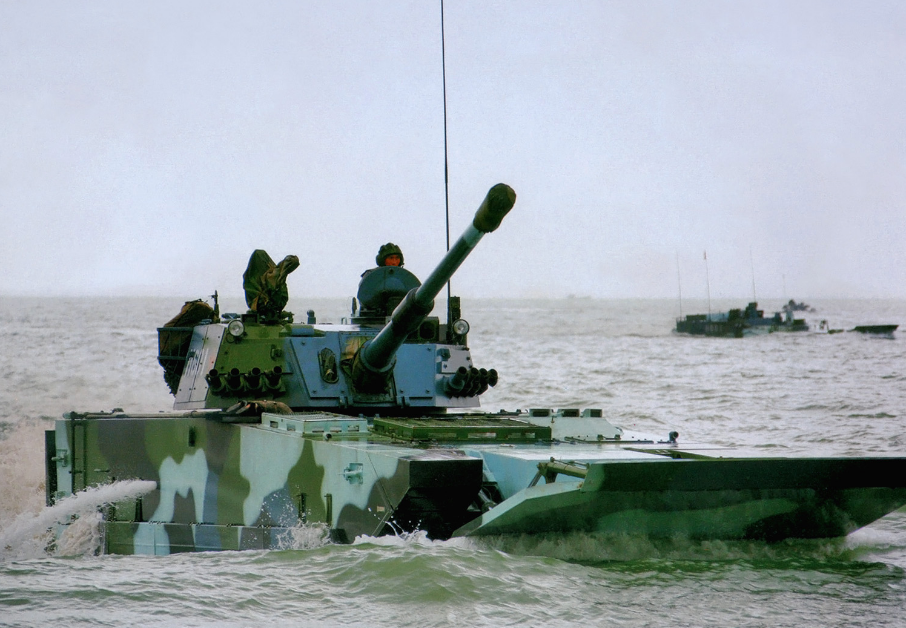 vn16作为我国研制的新一代两栖突击车,战车前端为倒三角型的半滑水