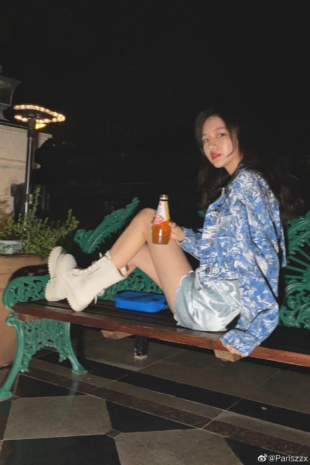 李嫣闺蜜周巴黎晒靓照肤白貌美大长腿纤细捂脸嘟嘴卖萌超可爱